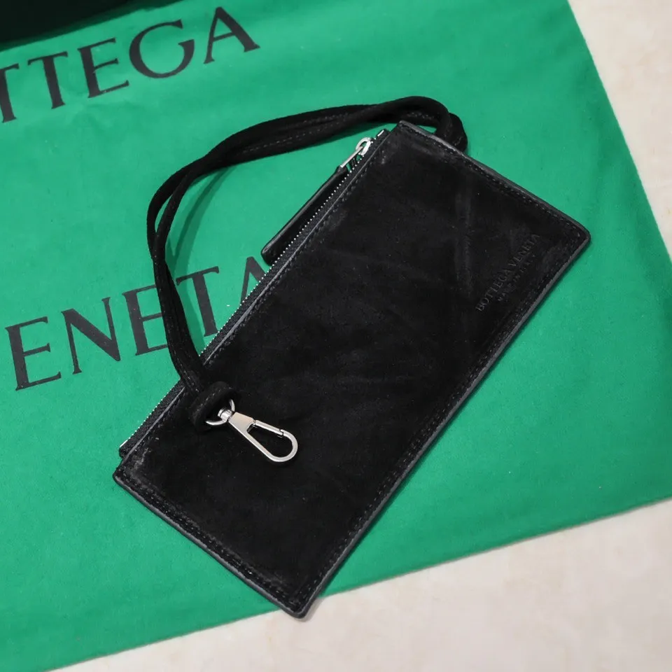 Batch 1760 medium arco pebbled grain, BottegaVeneta# official website latest pebbled grain cowhide with suede lining, SLIP tote handbag, and the logo has been changed to the side 😍The oversized woven design really makes it a huge gap from ordinary tote bags 🔗🔗Different color combinations for the inner and outer layers ⛓Daniel Lee leads the brand's DNA to continue to evolve with fresh inspiration🧬🧬showing a balanced style of luxury and reality👉: 30*20*12 Model: 9893#